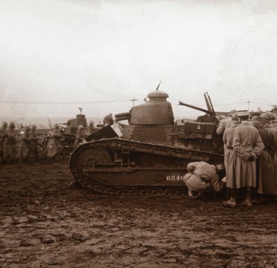 Vorrücken mit Panzern, ca. 1914-ca. 1918 von Unbekannt