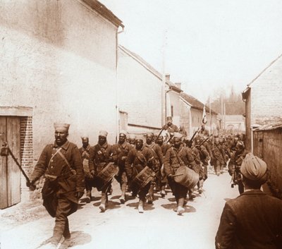 Afrikanische Truppen, um 1914-1918 von Unbekannt