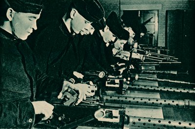 Waffenmeister montieren Luftgewehre, 1940 von Unbekannt