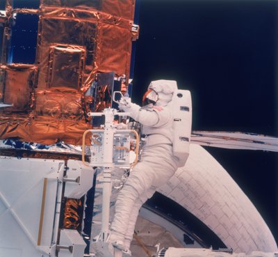 Astronaut auf Shuttle-Mission 41-C, 1984 von Unbekannt