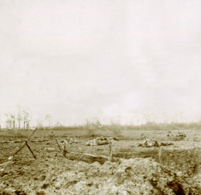 Leichen nach Angriff, ca. 1914-1918 von Unbekannt