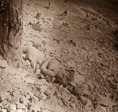 Leiche eines toten Soldaten, ca. 1914-1918 von Unbekannt