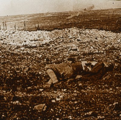 Körper mit Sperrfeuer in der Ferne, ca. 1914-1918 von Unbekannt