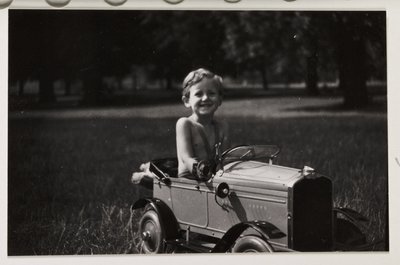 Junge fährt ein Spielzeug-Tretauto, um 1930 von Unbekannt