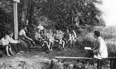 Jungen studieren die Natur, Deutschland, 1922 von Unbekannt