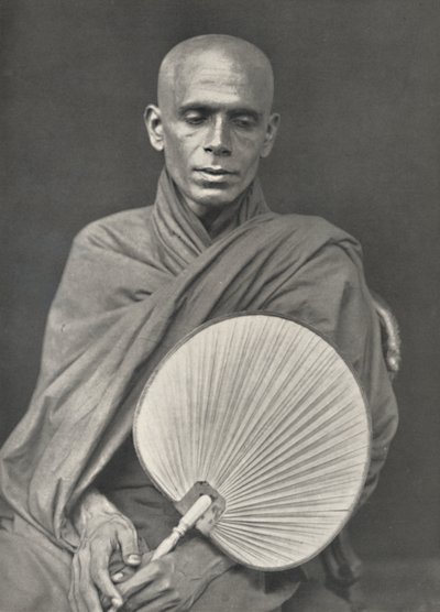 Buddhistischer Mönch der Burma-Sekte mit Palmblattfächer, 1926 von Unbekannt