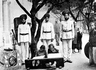 Kinder im Pranger, Hongkong, 1908 von Unbekannt