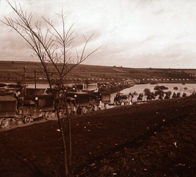 Kolonne von Lastwagen, Verdun, Nordfrankreich, um 1914-1918 von Unbekannt