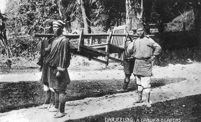 Dandy und Träger, Darjeeling, Indien, frühes 20. Jahrhundert von Unbekannt