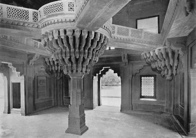 Fatehpur Sikri. Säule im Dewan-i-Khas, um 1910 von Unbekannt