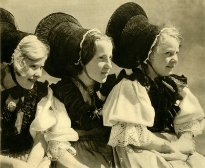 Mädchen in traditioneller Tracht, Vorarlberg, Österreich, ca. 1935 von Unbekannt