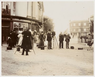 Gruppe von Fotografen, die auf der Straße fotografieren von Unbekannt