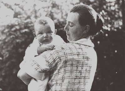 Hilde Mangold 1898-1924 mit ihrem Baby, 1924 von Unbekannt