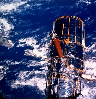 Hubble-Weltraumteleskop über der Erde von Unbekannt