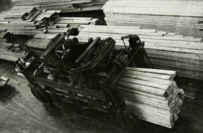 In einer Holzfabrik, Russland, 1950er Jahre von Unbekannt