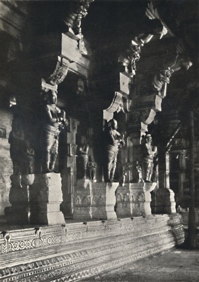 Inneres eines Hindutempels, Ceylon, 1926 von Unbekannt