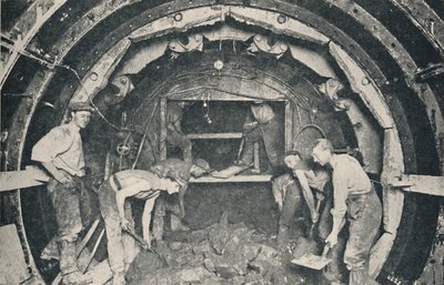 Innerhalb eines Greathead-Tunnelschilds, 1926 von Unbekannt