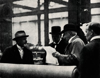 Inspektion einer Waffenfabrik, um 1917, 1945 von Unbekannt