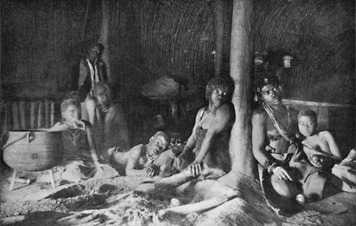 Innenraum einer Zulu-Hütte von Unbekannt