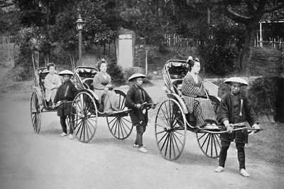 Japanische Damen in Rikscha, gezogen von Kulis, 1902 von Unbekannt