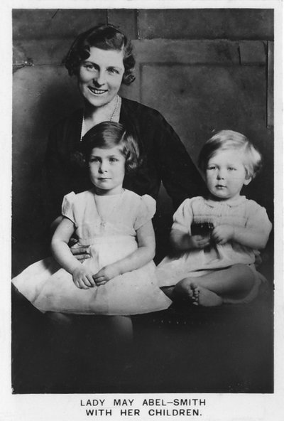 Lady May Abel-Smith mit ihren Kindern von Unbekannt