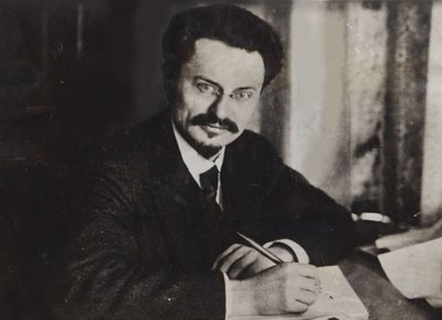 Leo Trotzki an seinem Schreibtisch, frühe 1920er von Unbekannt