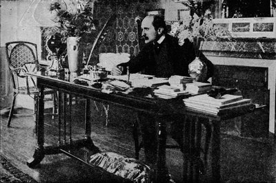 M. Rostand in seiner Bibliothek, um 1902 von Unbekannt