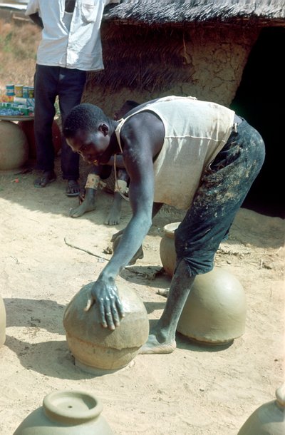 Töpfern ohne Rad, Nigeria, ca. 1966 von Unbekannt