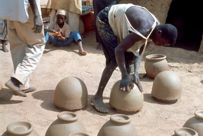 Töpfern ohne Rad, Nigeria, um 1966 von Unbekannt