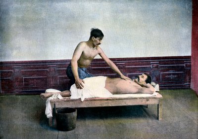 Mann bei einer Massage im Badehaus von Unbekannt