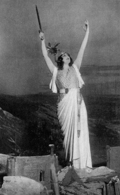 Marthe Chenal, französische Sopranistin, 1918 von Unbekannt