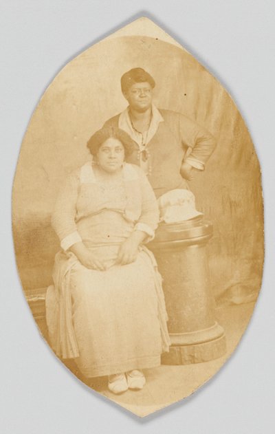 Fotopostkarte von zwei unbekannten Frauen, 1918-1930 von Unbekannt