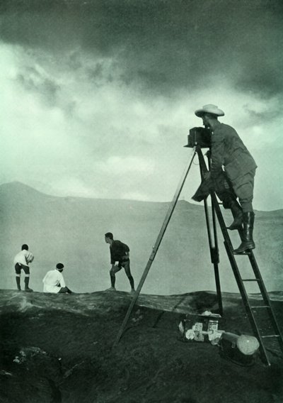 Fotografieren am Kraterrand, Aso-San, 1910 von Unbekannt