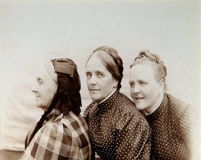 Porträt von drei Frauen, Russland, 1890er von Unbekannt