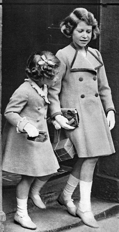 Prinzessin Elizabeth und ihre Schwester, um 1936 von Unbekannt