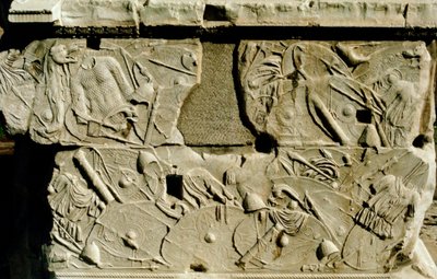 Relief, das römische Schilde und Rüstungen darstellt von Unbekannt
