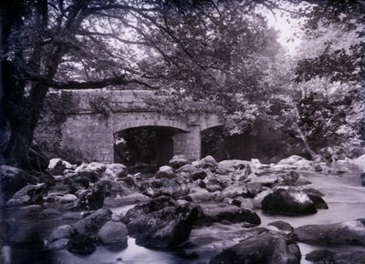 Fluss und Brücke in der Nähe von Plymouth in Devon, 1920 von Unbekannt