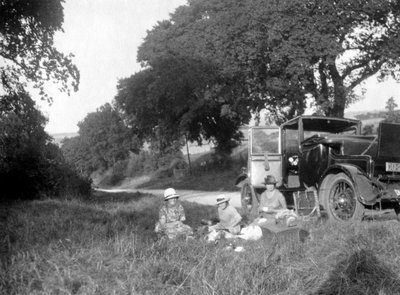 Picknick am Straßenrand, ca. 1920er-1930er Jahre von Unbekannt