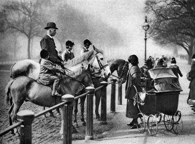 Rotten Row, Hyde Park, London, 1926-1927 von Unbekannt