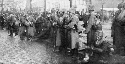 Russische sibirische Infanterietruppen in Warschau, Polen, 1914 von Unbekannt