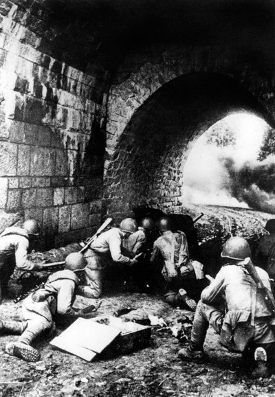 Russische Soldaten im Einsatz nahe Riga, Lettland, 1944 von Unbekannt