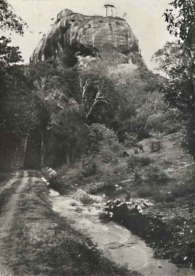 Sigiri, von Süden gesehen, 1926 von Unbekannt