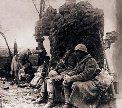 Soldaten unter Ruinen, ca. 1914-1918 von Unbekannt