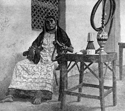 Somalische Frau raucht eine Wasserpfeife, Aden, 1922 von Unbekannt