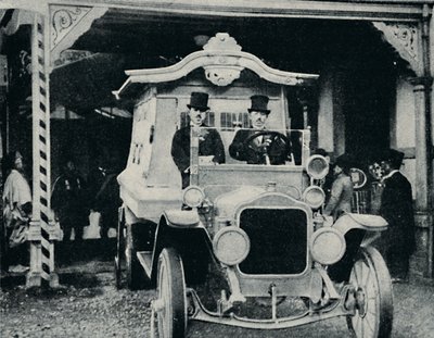 Der Motor-Leichenwagen im orientalischen Gewand, c1935 von Unbekannt