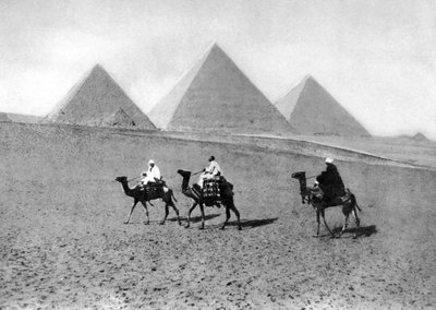Die Pyramiden von Gizeh, Kairo, Ägypten, ca. 1920er Jahre von Unbekannt