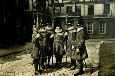 Yeoman Warders des Tower of London, um 1920 von Unbekannt
