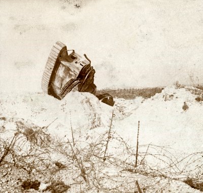 Unterseite eines beschädigten Panzers, ca. 1914-1918 von Unbekannt