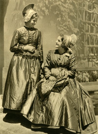 Frauen in traditioneller Tracht, Niederösterreich, ca. 1935 von Unbekannt