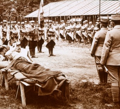 Verwundeter Offizier salutiert die Flagge, ca. 1914-1918 von Unbekannt